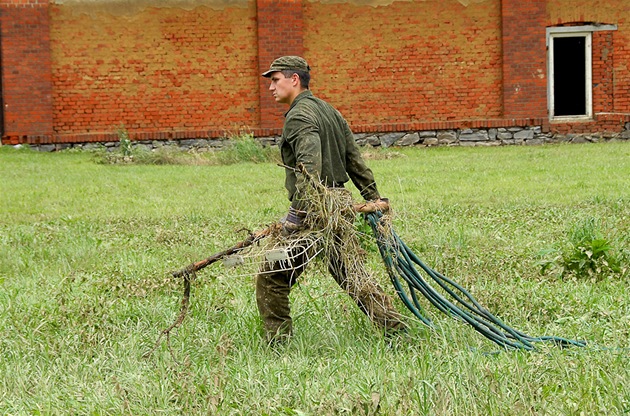 Vojáci odklízí následky povodní. Ilustraní snímek