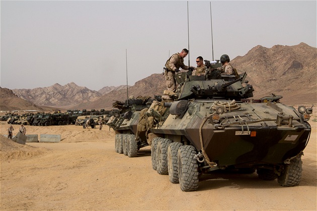 Jordánsko pravideln hostí cviení západních armád. Na snímku vozidla americké námoní pchoty na cviení Eager Lion.