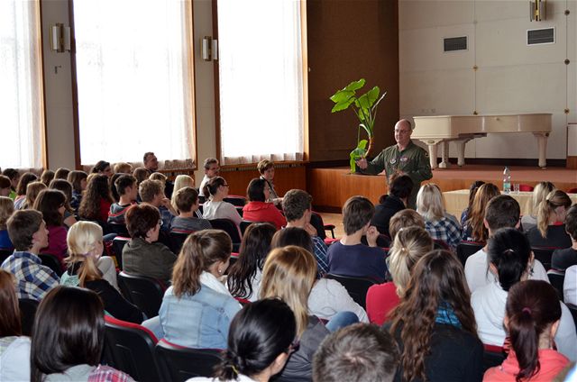 Pplk.David Webb bhem debaty se studenty na gymnáziu v Jaromi.