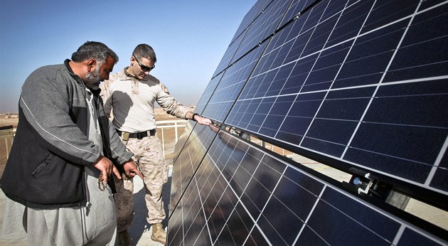 Solární panely slouí v Afghánistánu obyejným lidem, nyní by je mly více vyuívat i vojska NATO.