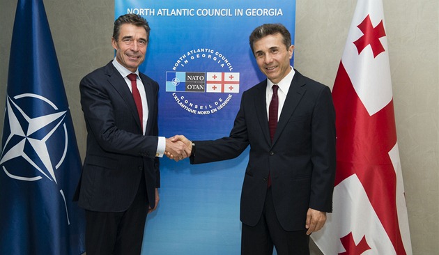 Generální tajemník NATO Anders Fogh Rasmussen se zdraví s gruzínským premiérem Bidzinou Ivanivilim.