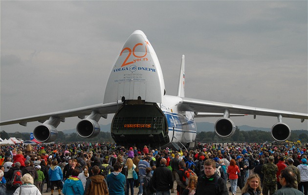 Obí letoun An-124 Ruslan v obleení návtvník Dn NATO v Ostrav