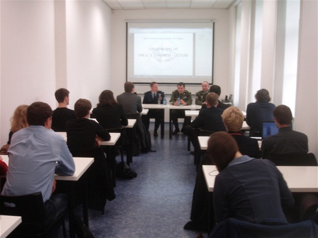 Debata se studenty eského modelu kongresu USA v IC NATO (5.10.2013).