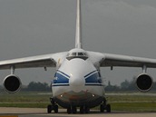 Ob transportn letoun An-124 Ruslan pistv na monovskm letiti s nkladem