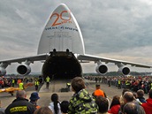 Ob letoun An-124 Ruslan v obleen nvtvnk Dn NATO v Ostrav