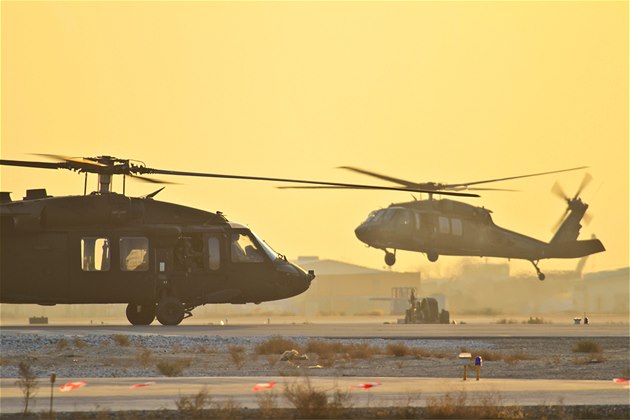 Vrtulníky Black Hawk na základn Bagrám v Afghánistánu