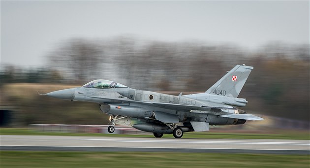 Polská vláda chce navýit obranný rozpoet zem na 2 % HDP. Ilustraní foto - polský stíhací letoun F-16.
