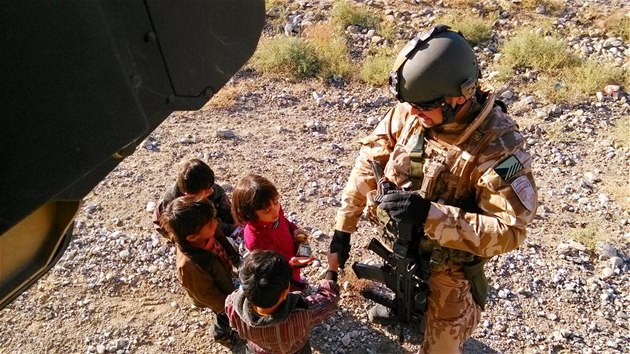 etí vojáci na patrole v okolí základny Bagrám v Afghánistánu