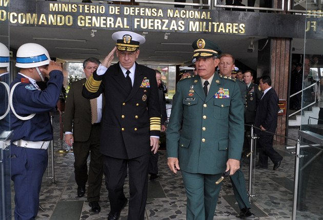 Kolumbie ji dlouhodob spolupracuje s USA, nap. v boji proti drogovým kartelm. Na snímku vrchní velitelé americké a kolumbijské armády, adm. Mike Mullen (vlevo) a gen. Freddy Padilla. (ilustraní foto)