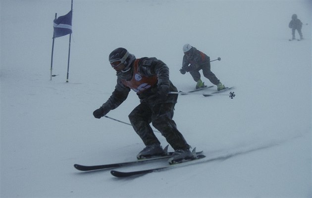 Závrený skicross extrémního armádního závodu Winter Survival v Jeseníkách