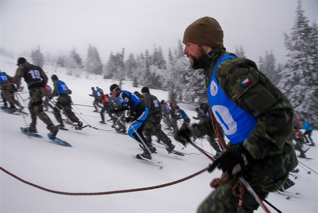 Extrémní armádní závod Winter Survival napí Jeseníky odstartoval bhem na...