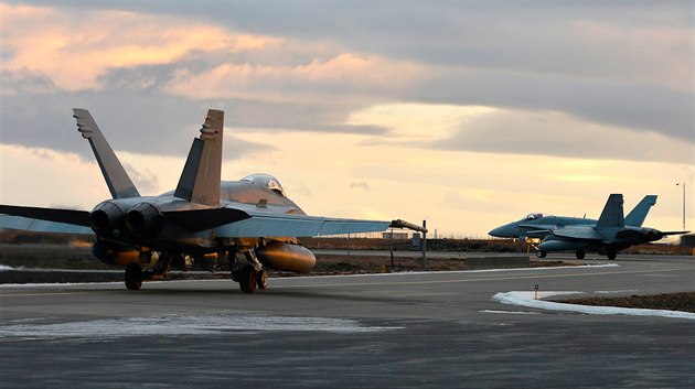 Finské letouny F/A-18 Hornet bhem cviení NATO na Islandu
