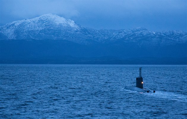 Do obrany je teba investovat více, vyzývá éf NATO Rasmussen. (Ilustraní foto - norská ponorka bhem cviení NATO u Bergenu).