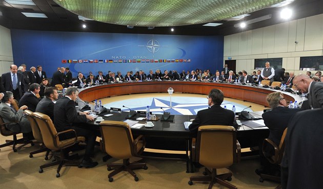 Zasedání severoatlantické rady. Ilustraní foto.