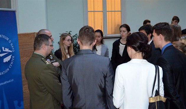 Neformální setkání student s odborníky organizované IC NATO (27. bezna 2014)