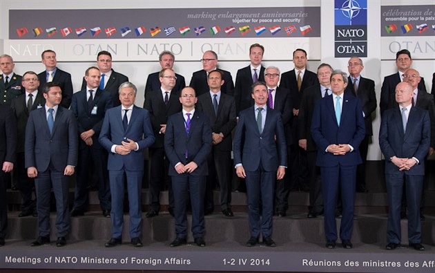 Ministi zahranií NATO na dubnové schzce v Bruselu. esko zastupuje Lubomír...