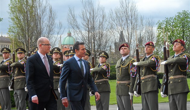 Generální tajemník NATO Anders Fogh Rasmussen s eským premiérem Bohuslavem...