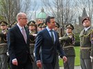 Generln tajemnk NATO Anders Fogh Rasmussen s eskm premirem Bohuslavem...