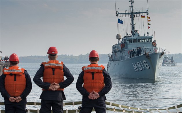 Pístav v nmeckém Kielu. Nástup námoník ped vyplutím lodí NATO do Baltského...