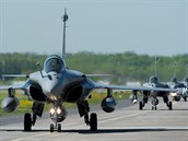 Francouzsk stroje Rafale na zkladn Malbork v Polsku