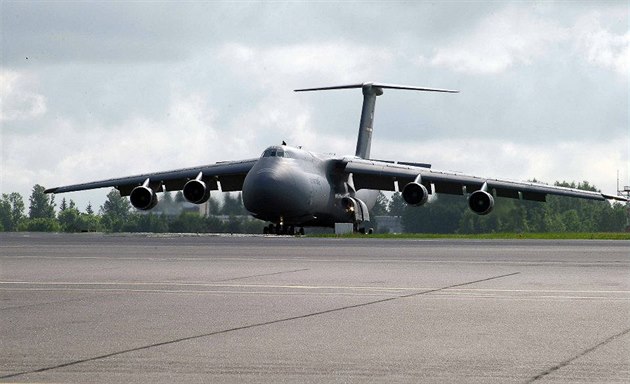 Americký transportní letoun C-5 Galaxy na cviení Sabre Strike v Pobaltí