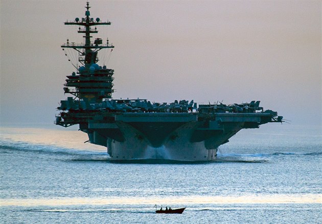 Letadlová lo USS George H.W. Bush (CVN 77) v Hormuzské úin koncem dubna