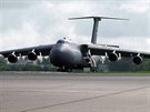 Americk transportn letoun C-5 Galaxy na cvien Sabre Strike v Pobalt