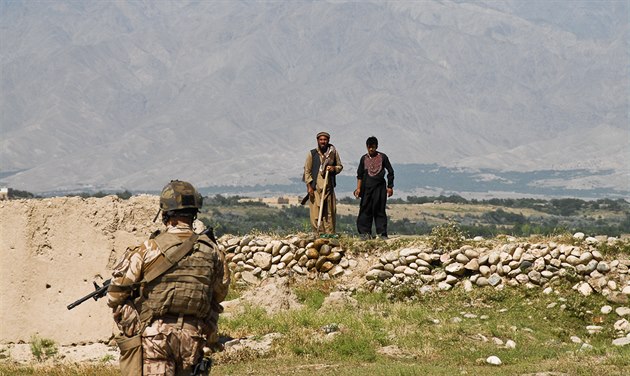 etí vojáci na patrole v okolí afghánského Bagrámu