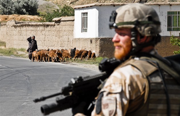 etí vojáci na patrole v okolí základny v afghánském Bagrámu