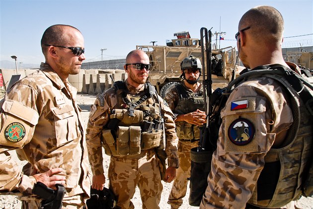 etí vojáci ped výjezdem na patrolu v afghánském Bagrámu. Ilustraní foto. 