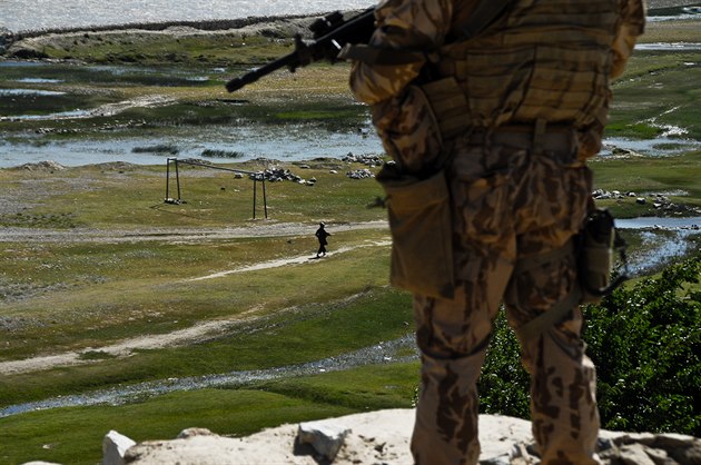 etí vojáci na patrole v okolí základny v afghánském Bagrámu