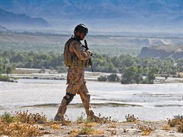 et vojci na patrole v okol zkladny v afghnskm Bagrmu