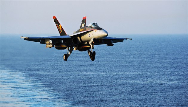 Úderný letoun F/A-18C Hornet z elitní letky "Golden Warriors" pistává na...