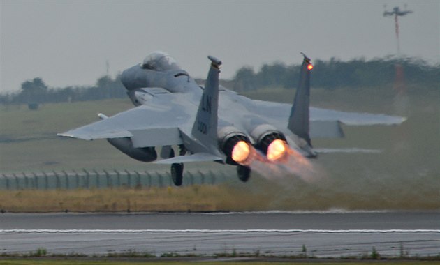 Letoun F-15 amerických vzduných sil startuje ze základny Lakenheath na cestu...