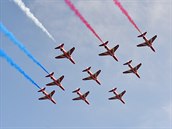 Red Arrows bhem zvltnho prletu nad djitm summitu NATO ve velskm...