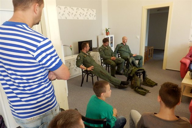 Návtvy pilot Vzduných sil AR v dtských domovech bhem Dn NATO v Ostrav...