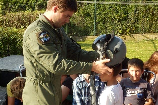 Návtvy pilot Vzduných sil AR v dtských domovech bhem Dn NATO v Ostrav...