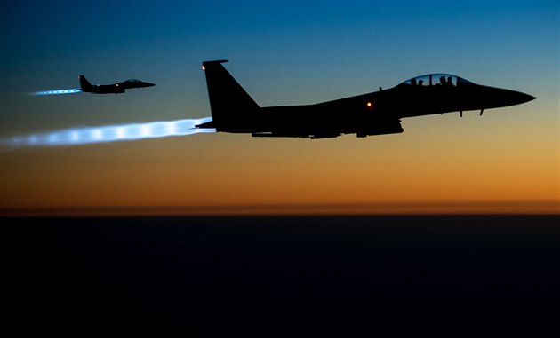 Americké stíhací letouny F-15E Strike Eagle se vrací z náletu na pozice...