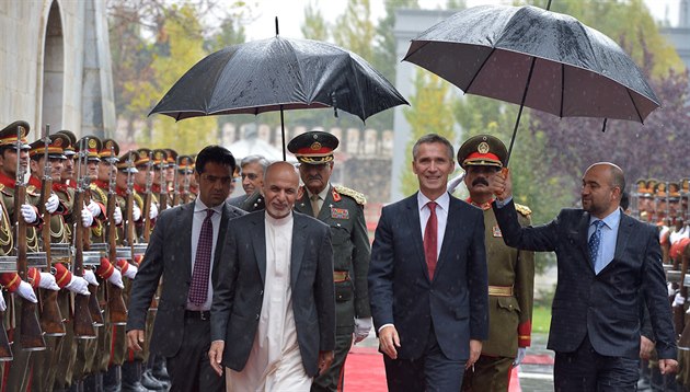 Generální tajemník NATO Jens Stoltenberg s afghánským prezidentem Arafem Gháním. Ilustraní foto.