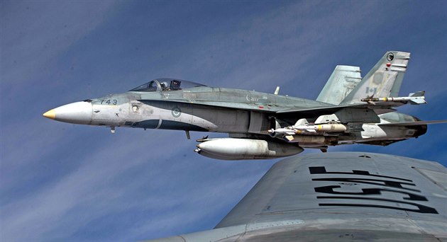Kanadská stíhaka F-18 ped tankováním z amerického letounu KC-135 pi misi proti Islámskému státu.