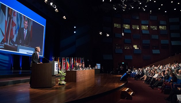 Jens Stoltenberg ped Parlamentním shromádní NATO v Haagu
