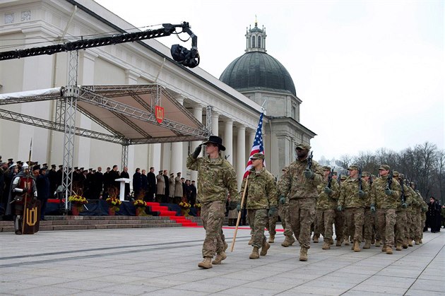 Písluníci americké 1. jízdní divize bhem pehlídky je Dni ozbrojených sil v...