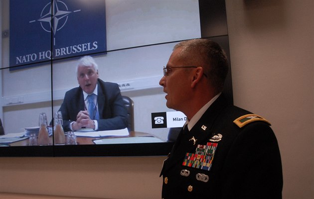Námstek generálního tajemníka NATO Jamie Shea. Ilustraní foto. 