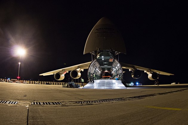Letoun An-124 Ruslan otvírá své útroby a za chvíli zane polykat jednu paletu...