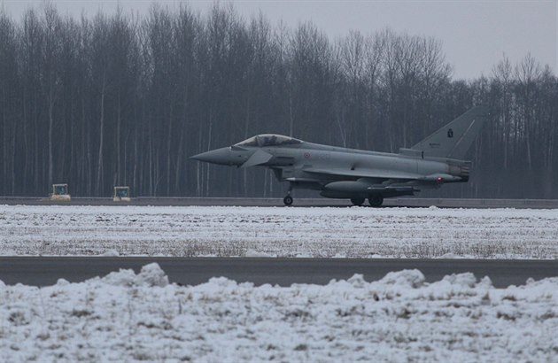 Letoun Eurofigher italských vzduných sil pistává v litevském iauliai