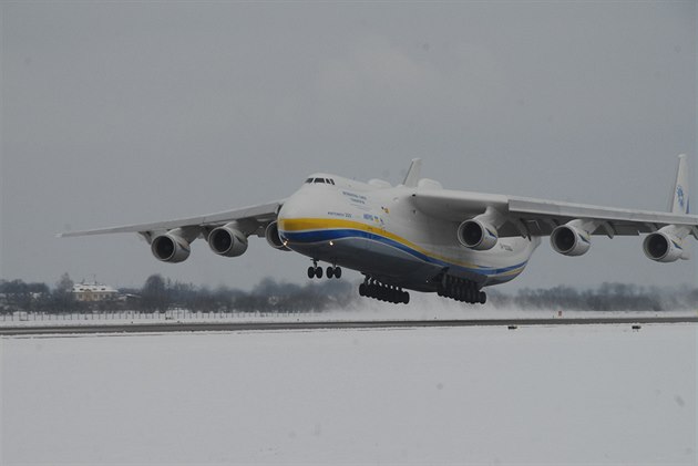 An-225 Mrija pistává na monovském letiti