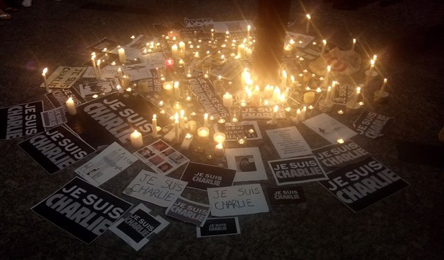 Pipomínka obtí teroristického útoku na asopis Charlie Hebdo (Brisbane, 8. ledna 2014)