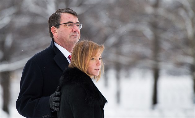 Americký ministr obrany Ash Carter se svou manelkou. Ilustraní foto.