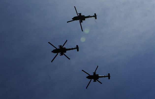 Vrtulníky AH-64 Apache bhem jízdy dragoun z Pobaltí do Nmecka