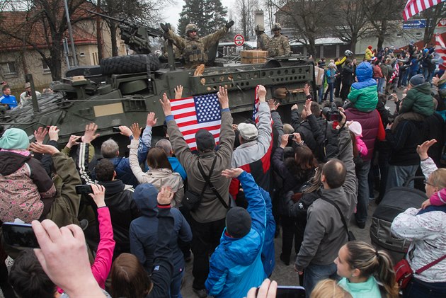 Ve Vykov ekaly na americkou vojenskou kolonu tisíce lidí.